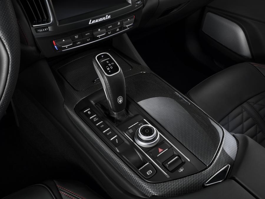 Детали интерьера Maserati Levante S Q4 GranSport 2018 года  (фото 3 из 59)